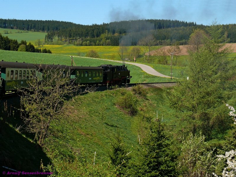 Unterwegs bei Unterneudorf im von der 99-772 gezogenen Zug SDG2011 von Cranzahl nach Oberwiesenthal.
11.05.2008
