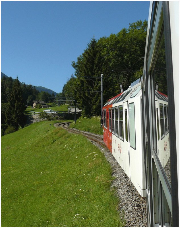 Unterwegs! Der Streckenabschnitt Salvan - Les Marcottes ist mit einer Oberleitung versehen und der BDeh 4/8 Triebzug (Z 800) ist mit Zahnrad ausgestattet und kann deshalb die Steigung von 9 % auf der Schweizer Seite bewltigen. 03.08.08 (Hans) 