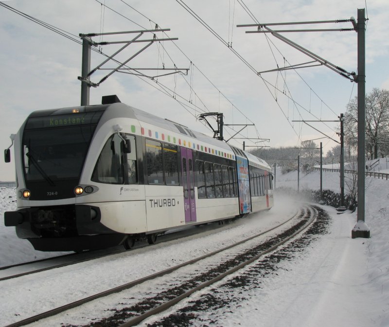 Unterwegs zwischen Weinfelden und Konstanz passiert der RABe 526 024 soeben das Biotob bei Tgerwilen. Dieses Biotop ist im Zusammenhang mit der Neutrassierung der Strecke entstanden. Seit Sommer 2001 ist die Strecke der damaligen Mittelthurgaubahn ab dem Saulochviadukt ob Kreuzlingen bis zur Einfdelung Tgermoos doppelspurig ausgebaut. Mit dem Umbau konnten in Tgerwilen mehrere gefhrliche Bahnbergnge aufgelst und ein neuer tiefgelegter Bahnhof in Betrieb genommen werden. Heute erinnert die Alte-Gleisstrasse, die dem ehemaligen Trasse folgt an die alte Linienfhrung. 13.Dezember 2008