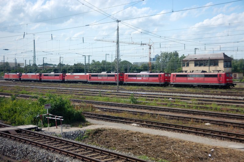 Unterwegssichtung III: Kurz vor der Haltestelle  Leuchtenbergring  der S4 Mnchen trafen wir auf diesen imposanten Lokzug.. 7 Loks? optisch getuscht 3+4... 3x BR 151, Br 152, BR 151, BR 152 und eine BR 182.. von rechts nach links. 21.06.2008 .