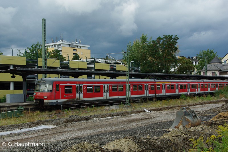 Unverkennbar an seinen schwarzen Fleck zwischen Fhrerstandstr und erster Fahrgasttr ist 420 379, als er am 3.9.09 in Bad Soden steht.