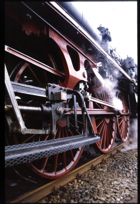 Unverkennbar das Triebwerk der bad. IV/h. Aufgenommen in Limburg/Lahn bei einem Dampflokfest