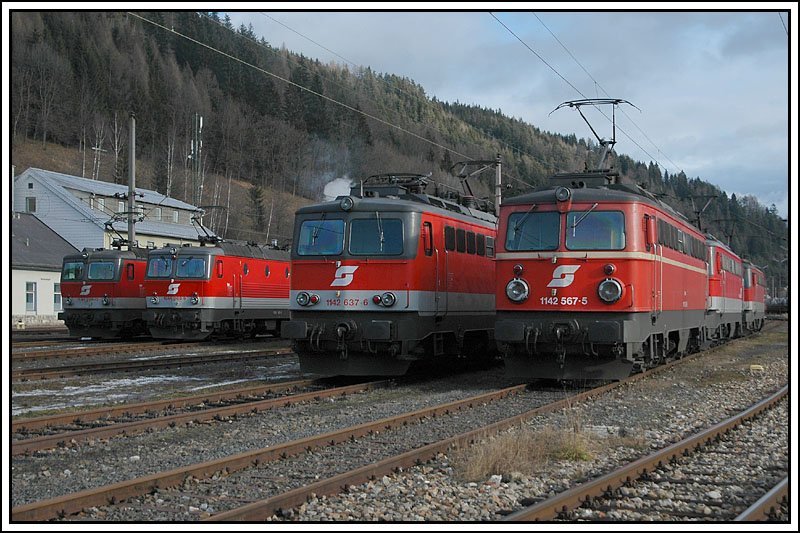 Unverzichtbar fr Nachschub- und Vorspannleistungen ber den Semmering. Die alten Lokomotiven der Reihe 1X42. Am 6.1.2007 konnte ich in der Traktion in Mrzzuschlag einige 1142er und 1144 fotografieren.