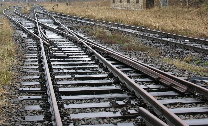 Unvollstndige einfache Kreuzungsweiche im Stellwerksbezirk Rs IV in Wustermark Rbf am 8.4.2005. Weiche wird offensichtlich als Ersatzteilspender benutzt.  