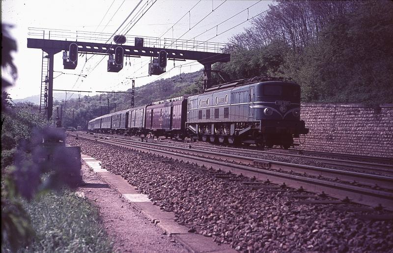 Unweit des Scheitelpunktes Blaisy les Bas der Strecke Paris-Lyon fhrt die schwere 2D2 als Vorzug des Mistral vorbei.