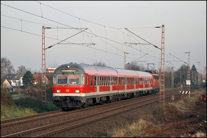 Unweit vom Haltepunkt Dortmund-Slde ist eine RB59  HELLWEGBAHN  nach Dortmund Hbf unterwegs. (01.12.2008)