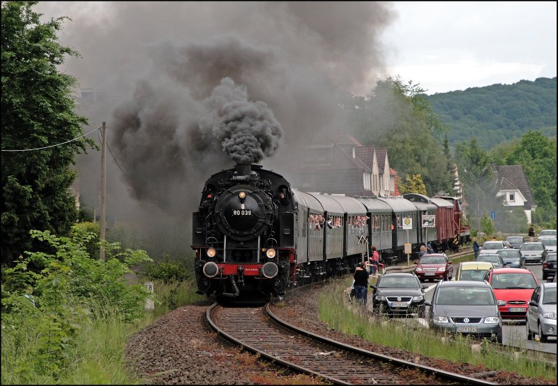 Unweit der Stelle wo die 01 1066 aufgenommen wurde (ID 193876), stampft die 80 039 mit dem Dampfzug die Leichte Steigung bei Menden(Sauerland) hinauf. (25.05.2008)
