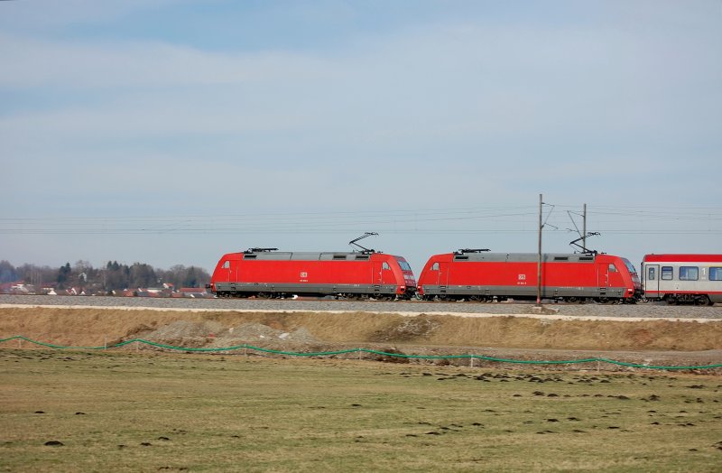 Ups..keine 4 Sekunden spter..als knnte der Lokfhrer von 101 023-0 meine Gedanken lesen..hat auch er den  Bgel angelegt .