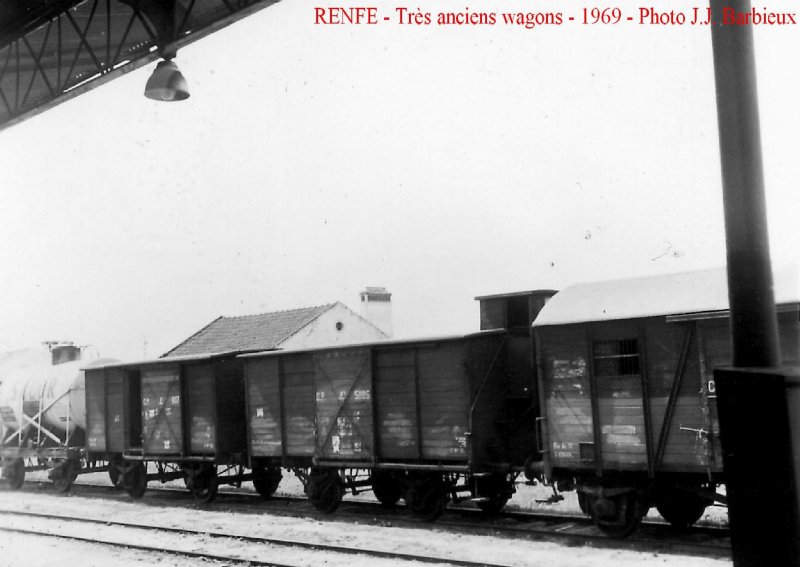 Uraltegterwagen von der RENFE irgendwo in Spanien. Schon in 1969 waren diese Wagen sehr alt, aus der Vorkriegzeit.
Foto : J.J.Barbieux