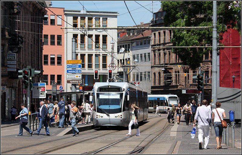 Urbanität -

Die Stadtbahn bringt ein bisschen urbanes Leben in die Stadt zurück. Früher haben hier vermutlich den Autos mehrer Fahrspuren zur Verfügung gestanden. Heute herrscht hier reger Fahrgastverkehr an der zentralen Haltestelle  Johanneskirche  in der Innenstadt von Saarbrücken. 

23.05.2009 (M)