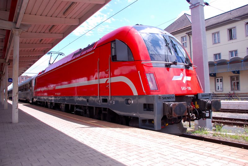 Urlaub 2009 K�rnten - 541 106 bespannte am 9. Juli 2009 einen Eurocity nach Beograd. Hier in kurz vor der Abfahrt in Villach Hbf.