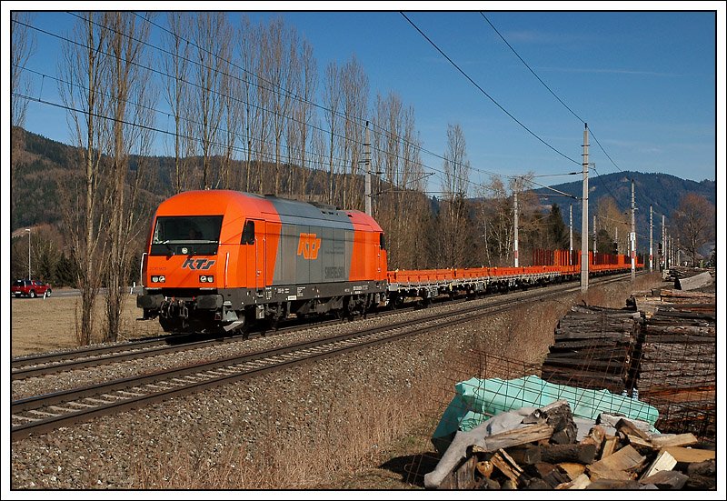 Ursprnglich war am 6.3.2008 fr SGAG 95129 zwischen Graz und Selzthal 1216.902 vorgesehen. Zum Einsatz kam allerdings RTS 2016 905. Der aus 16 orangen Waggons bestehende Zug wurde bis zur Weiterfhrung nach Deutschland in Selzthal hinterstellt. Die Aufnahme zeigt den Zug kurz nach Niklasdorf.