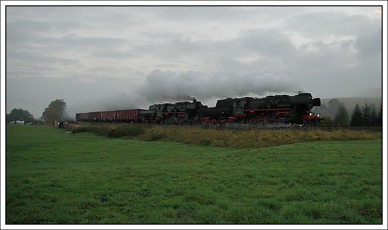 Ursprnglich wollten wir ja am letzten Plandampftag im Werratal (13.10.2007) den ersten Zug auslassen, haben uns aber trotz Nebel und wenig Licht entschieden, ihn in Ettenhausen zu fotografieren. Bespannt war der Zug mit 52 8075 und 52 8079. Die Doppeltraktion war ntig, da die beiden Maschinen in der Folge ab Bad Salzungen einen 1600 Tonnen schweren Holzzug nach Meinigen ziehen mussten.