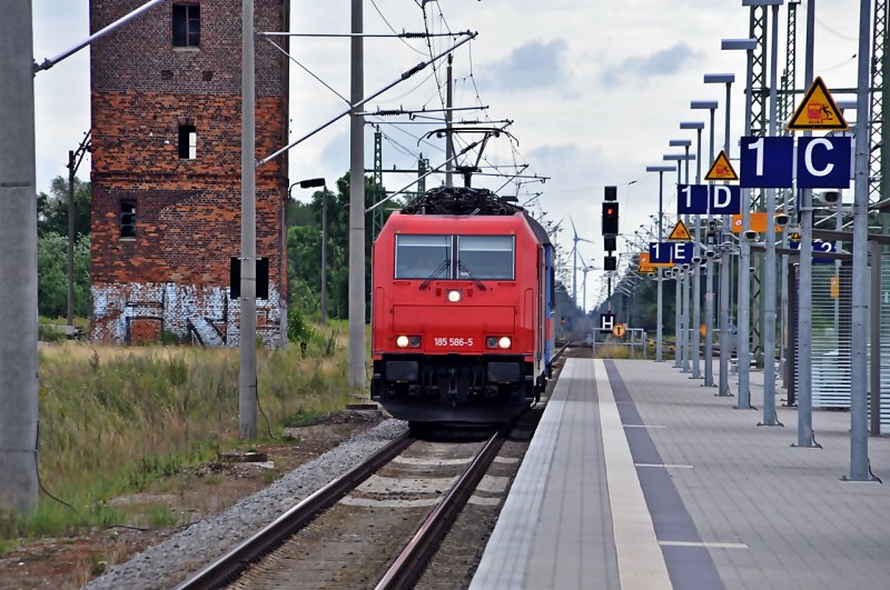 Usedom Express wech und der nchste Express durch, durch Zssow.
HGK 185 586 mit einem Exprewagen nach Sanitz/Mukran am 26.07.09