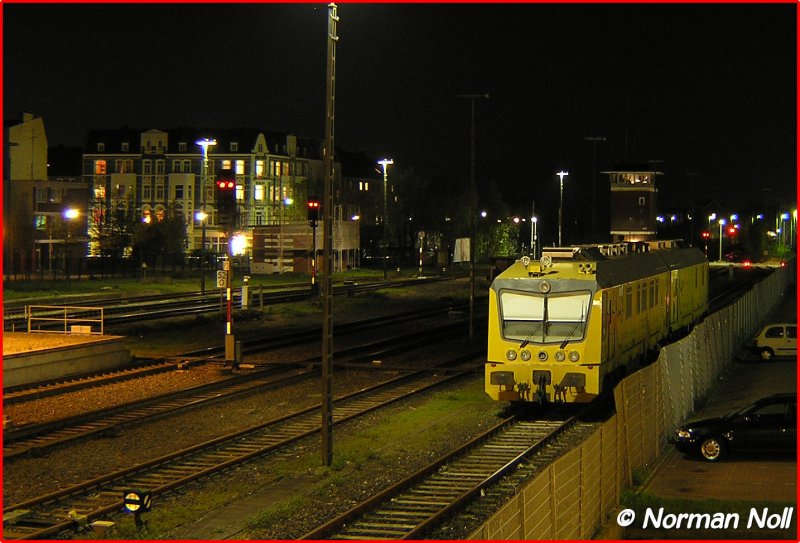 UST 2 Schienenprfzug am 16/04/2009 abgestellt im Bf Wilhelmshaven.Spitzengeschwindigkeit 120Km/h, 
Lnge ber Puffer 41500mm. Prfsysteme: Wirbelstrom- und Ultraschallprfsystem 
