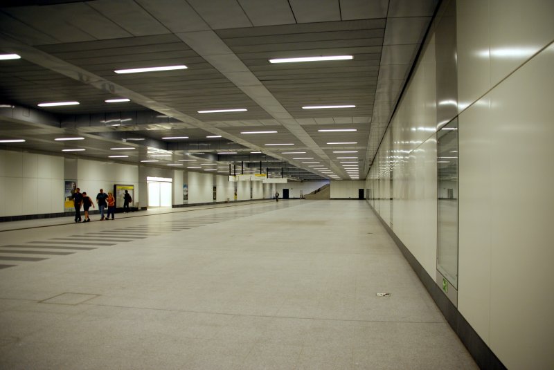 Utopische Vorhalle des U-Bahnhofs  Hauptbahnhof  mit bergang zum Fernverkehr.