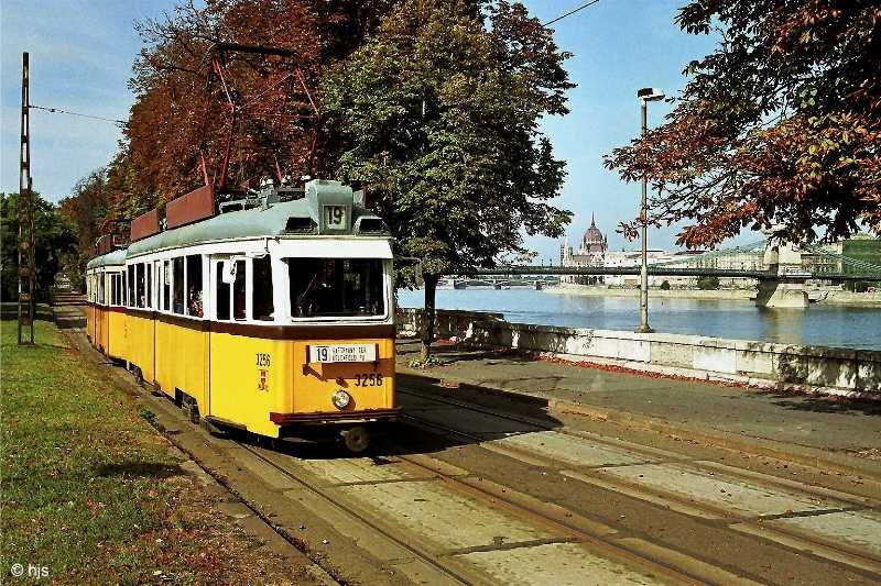 UV-Tw 3256 + 3257 am Budaer Donauufer (24. September 1991). Die Lcke in der Baumreihe erlaubt einen Blick auf das Parlament sowie Teile der Kettenbrcke und der Margaretenbrcke.
