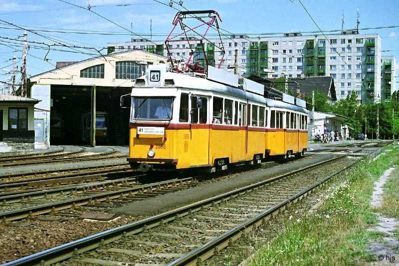 UV-Tw 3856 + 3465 passieren das Depot Budafok (7. Juli 2007)