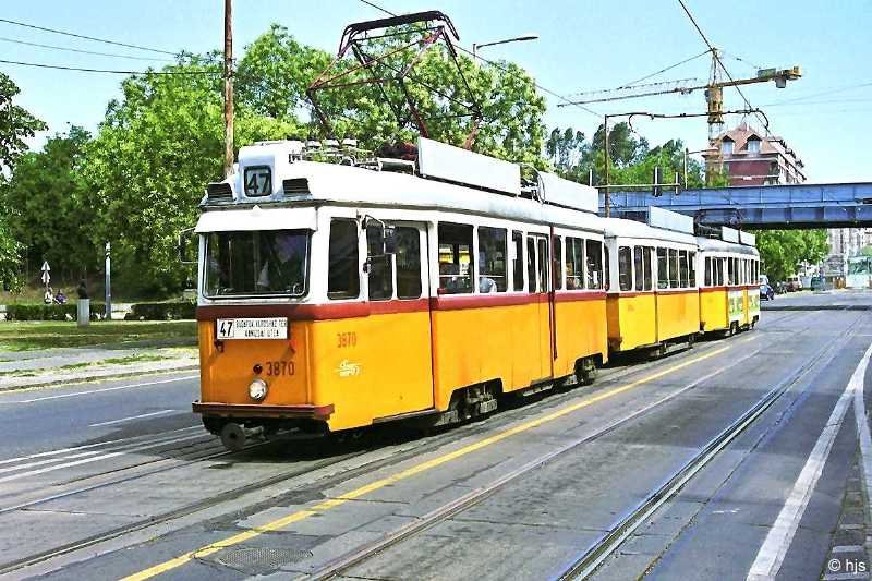 UV-Zug 3870 + 5894 + 3830 nach Verlassen der Endstelle Kanizsai utca (7. Juli 2007). Bei Bedarf werden die UV-Doppeltraktionen durch einen zweiachsigen (!) Mittelwagen erweitert.