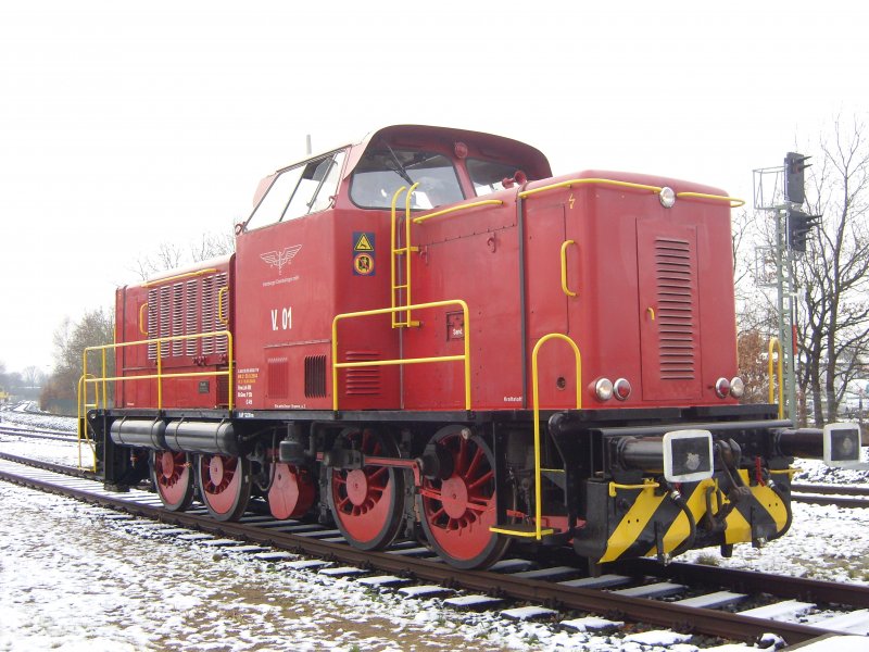 V 01 der AKN im Dezember 2008 in Kaltenkirchen. Im Jahr 2009 wird das gute Stck 50 und wird zu diesem Zweck lackiert. Bei der Bahn AG sehen die Loks nicht mal nach 10 Tagen Betriebseinsatz so aus. 