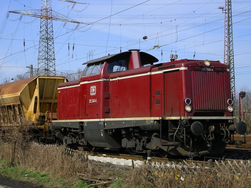 V 100 , 212 240-6 der EfW mit Gleisbauzug am Haken in Dortmund Mengede.(23.03.2008)