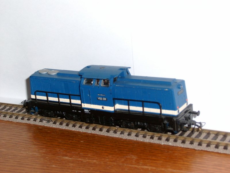 V 100 001 von Piko aus den 70ern. Das Fahrgerusch ist sehr dominant, erinnert aber irgendwie ans Vorbild...