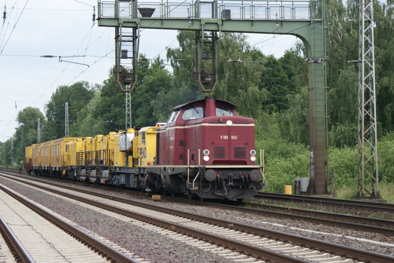 V 100 1041 mit einem Bauzug der  Speno  kurz vor der Durchfahrt des S-Bahnhofes Dedensen/Gmmer.