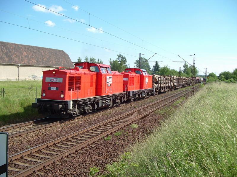 V 100 (105) + V 100 (103) der MEG zwischen Altenburg und Treben Lehma am 01.06.2005.