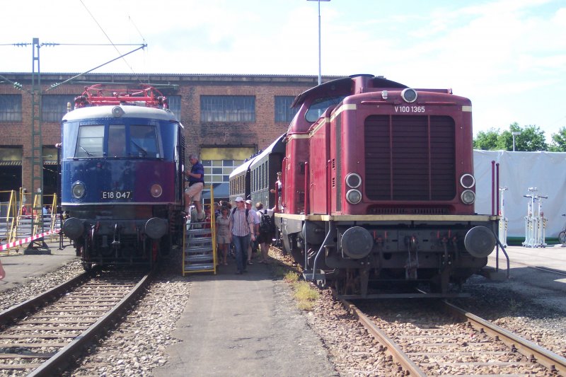 V 100 1365 neben der E 18 047 vor dem BW Mnchen-Pasing am Tag der offenen Tr. 