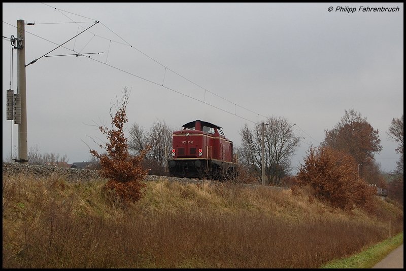 V 100 2335 als Lz unterwegs auf der KBS 786 Richtung Aalen, aufgenommen als Nachschuss bei Schwabsberg