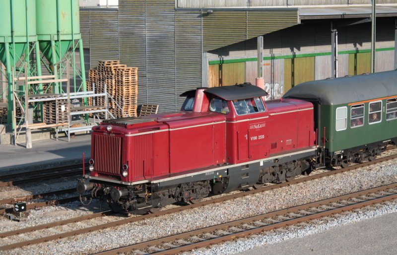 V 100 2335 am 6.9. 2009 bei der Durchfahrt durch Biberach/Riss.