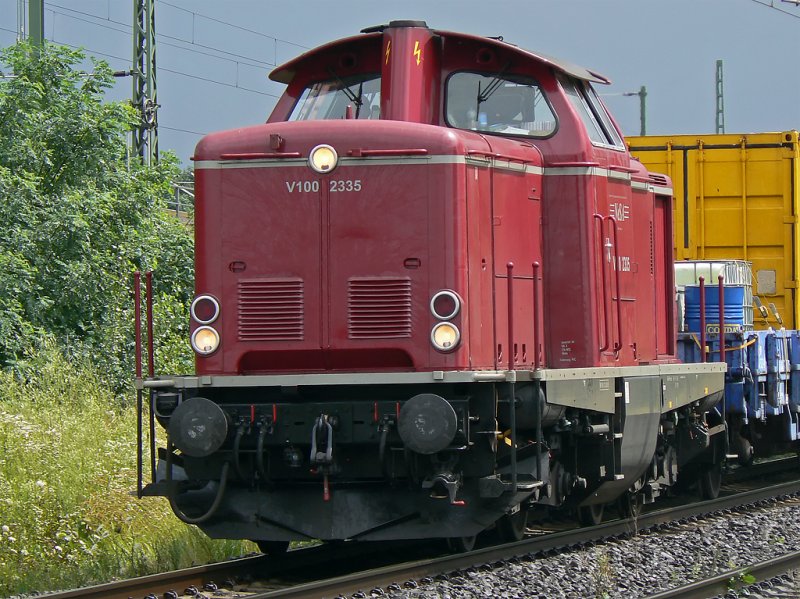 V-100-2335 an der Strecke in Kln-Porz Wahn aufgenommen, aus rtg Spich/Troisdorf kommend mit einem Bauzug
