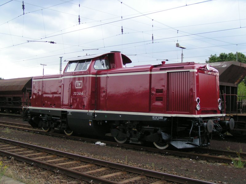 V 100 der EfW (ex DB) 212 240-6 am 04.07.2004 in Haltern/Westfalen. Die Lokomotive war erst wenige Tage zuvor (am 25.06.2004) nach ihrer Aufbereitung durch die ALSTOM Lokomotiven
Service GmbH im Werk Stendal an die EfW-Verkehrsgesellschaft mbH  bergeben worden. Zu diesem Zeitpunkt sah die Lok tatschlich wie ladenneu aus.
