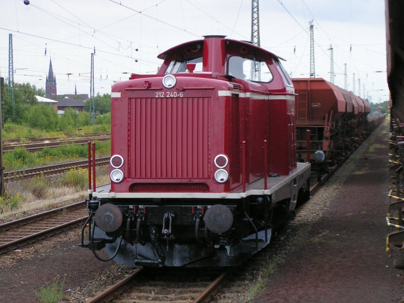 V 100 der EfW (ex DB) 212 240-6 am 04.07.2004 in Haltern/Westfalen. Die Lokomotive war gerade zu diesem Zeitpunkt frisch berholt worden und sah tatschlich ladenneu aus.