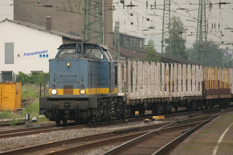 V 100 der Hochwaldbahn zieht einen leeren Holzzug durch Schwerte. 26.05.2008