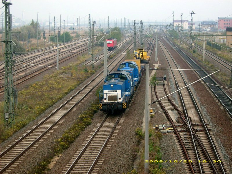 V 100-SP-007 der Spitzke und eine Schwesterlok durchfahren am 25.10.08 Bitterfeld mit einem kurzen Bauzug. Der selbe Zug wurde spter auch in Krimmitschau von einem Bahnbilder-User gesichtet.