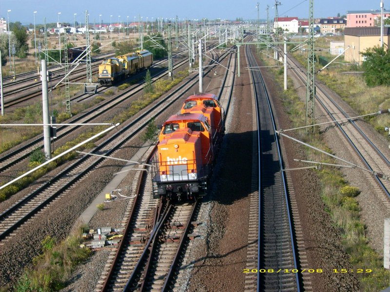 V 100.5 und eine weitere Diesellok der HVLE fahren am 08.10.08 solo durch Bitterfeld. Ist das die richtige Baureihe?