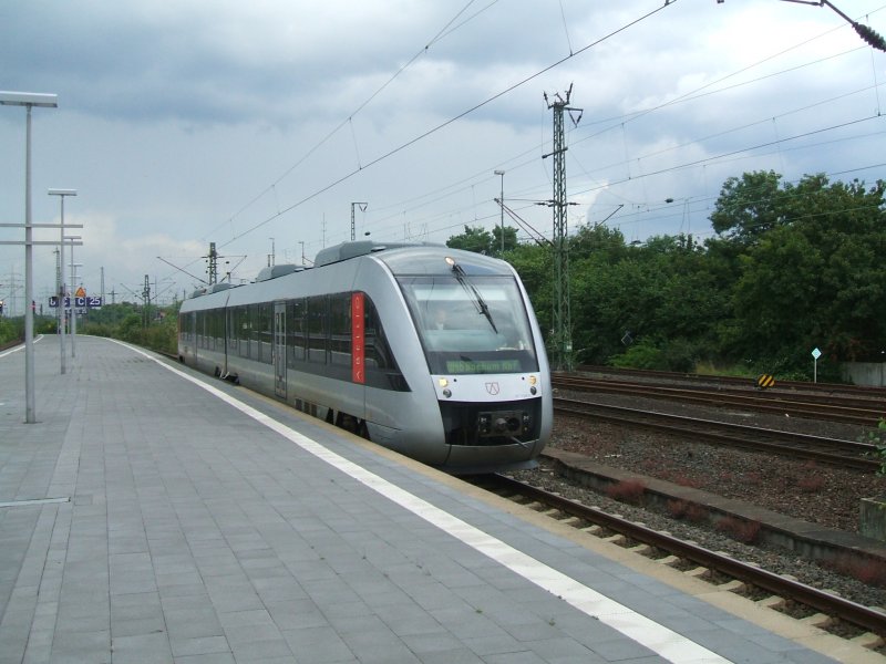 V 11 001-2 als RB 46 von ABELLIO bei der Einfahrt in Gelsenkirchen Hbf., fhrt wieder zurck nach Bochum.(Nokia Bahn)
ber Wanne Eickel Hbf. - BO Nokia - BO Hamme - BO West - Bochum Hbf. Fahrzeit 22 Minuten.  