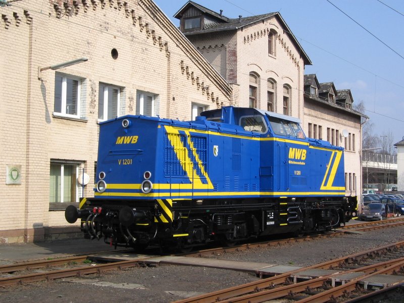 V 1201 der Mittelweserbahn frisch lackiert am 29.03.2007 vor dem Bw Gebude in Siegen