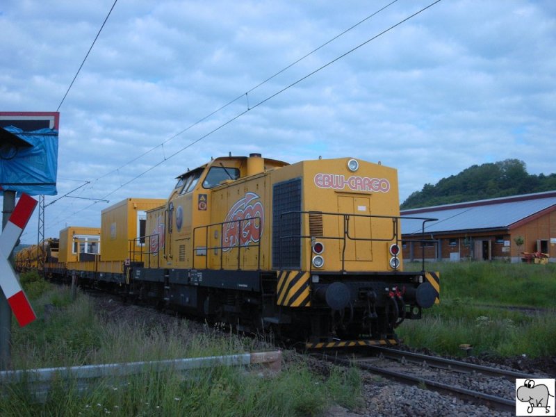 V 150.04 der Eisenbahnbewachungs GmbH (EBW) vor einen Bauzug an der Bundesstrae 303 bei Niederfllbach am 03 Juni 2006.