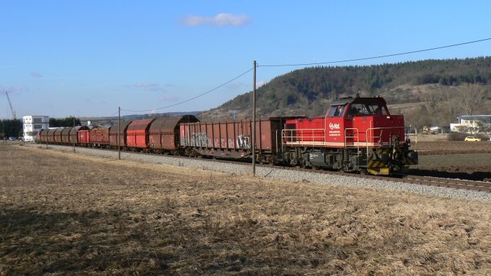 V 151 der HzL Hohenzollerische Landesbahn AG zog Anfang Februar 2008 ihren Gterzug auf der HzL Stammstrecke Eyach-Hechingen-Gamertingen-Sigmaringen Richtung Sigmaringen. Der Zug geht weiter nach Burghausen, in Ulm wird er an DB Railion bergeben. Hier befindet er sich auf dem SPNV-losen Abschnitt Eyach-Hechingen bei Rangendingen. Im Zugverband laufen noch V 118 sowie Wagen aus der bergabe aus Tbingen mit.