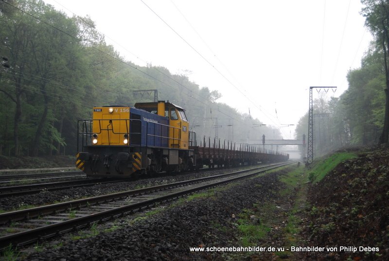 V 156 (TWE - Teutoburger Wald-Eisenbahn) f�hrt am 17. April 2009 um 9:30 Uhr mit einem GZ durch den nebligen und tr�ben Morgen in Duisburg Neudorf