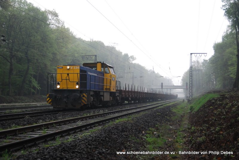 V 156 (TWE - Teutoburger Wald-Eisenbahn) fhrt am 17. April 2009 um 9:30 Uhr mit einem GZ durch den nebligen und trben Morgen in Duisburg Neudorf