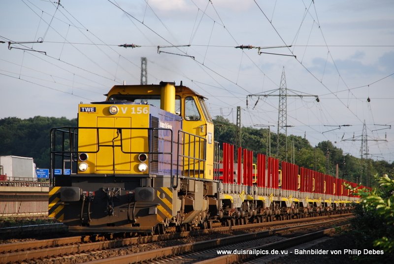V 156 (TWE - Teutoburger Wald-Eisenbahn) fhrt am 28. Mai 2009 um 20:02 Uhr mit einem GZ durch Duisburg Obermeiderich
