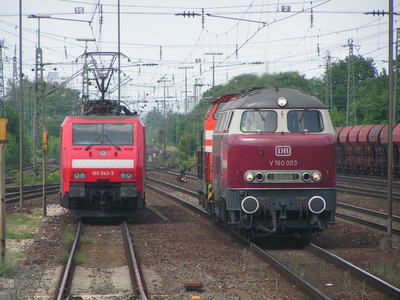V 160 003  Lollo  rollt in den Rangierbahnhof Nrnberg ein. Die zweite Lok, welche sie im Schlepp dabei hat blieb leider unbekannt. Die E-Lok 189 043 wartet darauf, an ihren Zug fahren zu knnen, welchen sie dann aus Nrnberg Rbf abfhrt. Im Mai 2007