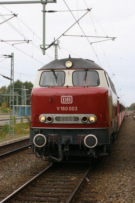 V 160 003 wartet in Ludwigslust auf die Ausfahrt. 11.10.2007