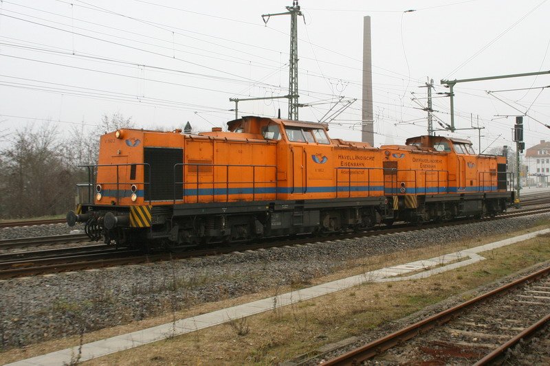V 160.1 ex. 202 564 und V 160.2 ex. 202 587 der Havellndischen Eisenbahn bei der Ausfahrt aus dem Bf. Schwerin.12/2006