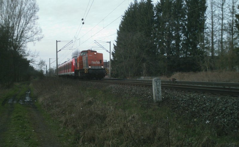 V 160.3 der hvle schleppt eine Triebwageneinheit der BR 422
Richtung Braunschweig. Peine-Horst, 15.03.2008