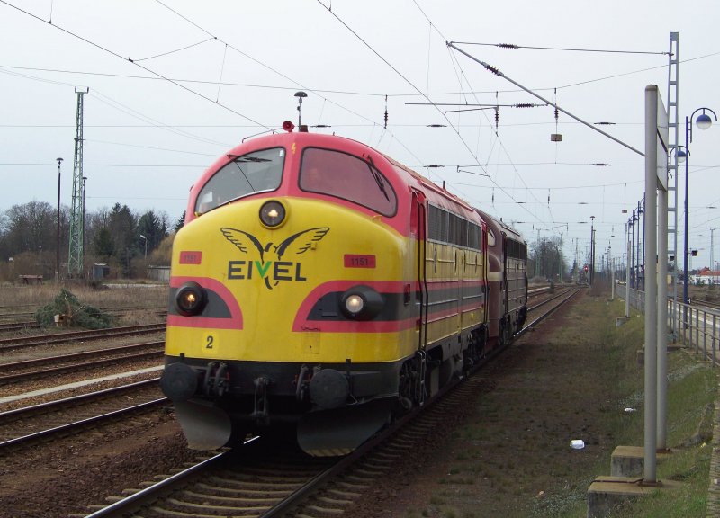 V 170 der  Eivel  kommt hier mit einer Schwesterlok durch den Bahnhof von Lbbenau/Spreewald gefahren. Leider bemerkte ich dieses Paar erst recht spt, sodass nur noch ein Notschuss gelang. 25.03.2009