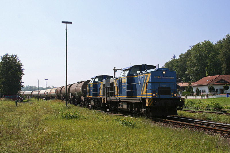 V 1702 + V 1802 der MWB mit einem Kesselwagenzug am 25.08.2009 in Tling.